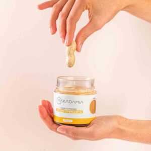 crema spalmabile di arachidi argentine con mano