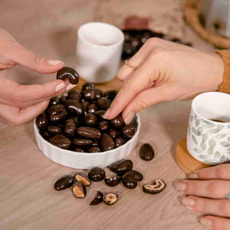 Frutta secca ricoperta di cioccolato fondente