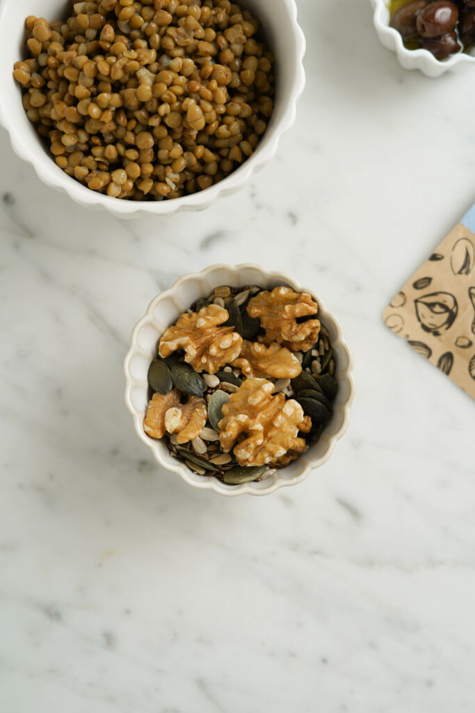 Bowl di lenticchie con verdure arrostite e frutta secca