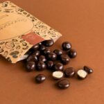 noci di macadamia ricoperte di cioccolato fondente