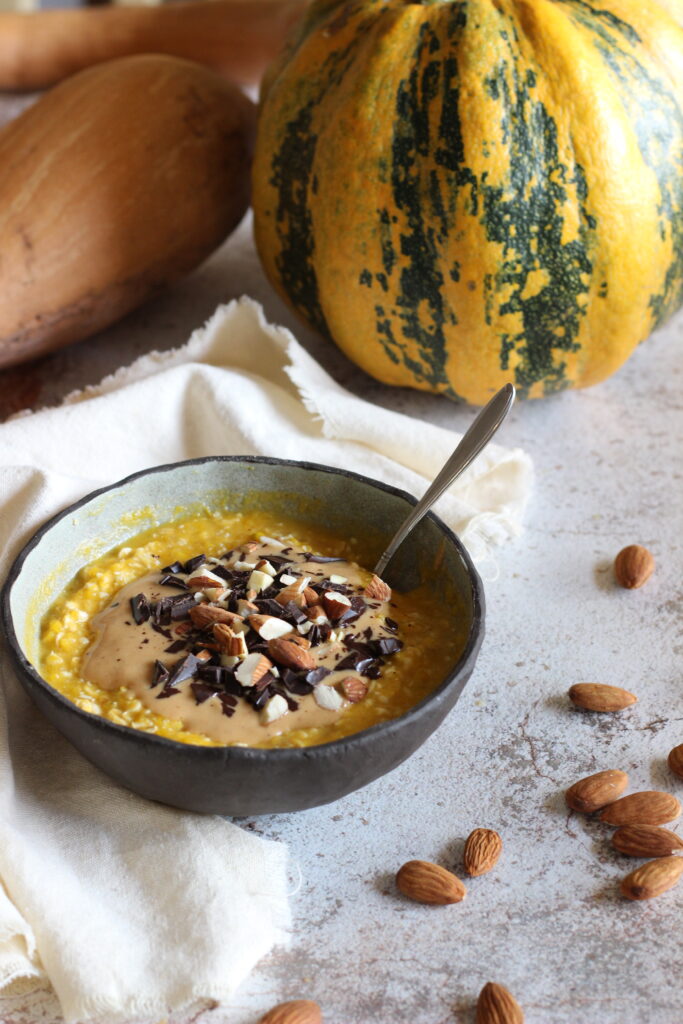 Porridge alla zucca, mandorle e cioccolato